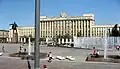 La place, avec le monument à Lénine et les fontaines.