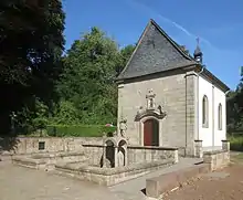 La chapelle Saint-Wendelin avec la source qui porte également son nom.