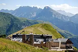 Vue de la montagne de Faraut en arrière-plan depuis le sanctuaire de Notre-Dame de la Salette.