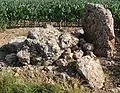 Petit dolmen ruiné au sud ouest.