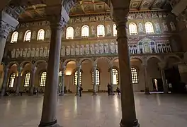 Arcades paléochrétiennes des colonnades et des fenêtres de la basilique Saint-Apollinaire-le-Neuf de Ravenne (Ve – VIe siècle).