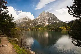 Les Encantats vus depuis le lac Saint-Maurice