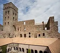 L'un des clochers et le cloître.