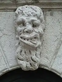 Mascherone sur la porte d'entrée du campanile.