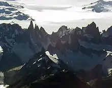 Vue aérienne du Cerro Torre (gauche) et du mont Fitz Roy.