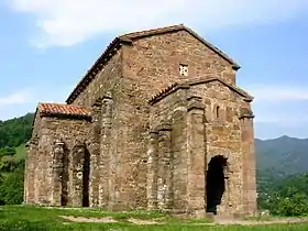 Vue de l’extérieur de Santa Cristina de Lena.