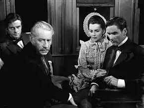 La Piste de Santa Fe (1940) : William Lundigan, Henry O'Neill, Olivia de Havilland et Errol Flynn (de g. à d.)