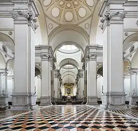 Vue intérieure de la basilique.