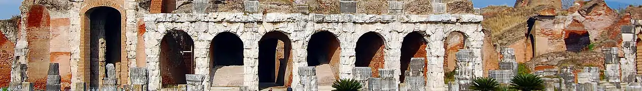 Vue générale des arcs bordant le couloir périmétrique intérieur.