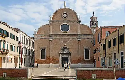 L'église Santa Maria dei Carmini sur le campo dei carmini.