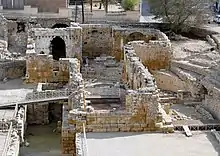 Ruines de l'église Santa Maria del Miracle à l'intérieur de l'enceinte.