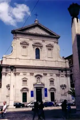 La façade de l'église.