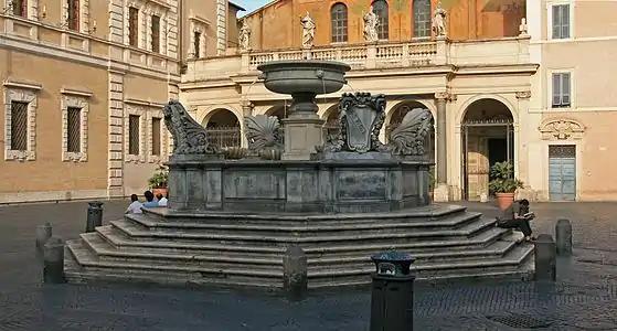 Fontaine de la place Santa Maria in Trastevere par Bramante, Bernini, Giovanni Fontana et finalement Carlo Fontana.