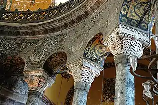 Les arcades de la galerie supérieure de la basilique Sainte-Sophie de Constantinople sont décorées en opus-sectile de marbre blanc dans un fond de marbre noir, VIe siècle.