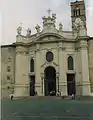 Un oculus est pratiqué au centre de la façade de la basilique Sainte-Croix-de-Jérusalem à Rome.