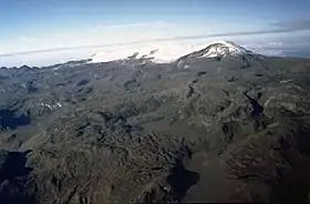Vue du Santa Isabel depuis le Nevado del Ruiz situé au nord-est.