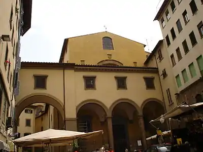 Passage devant l'église Santa Felicita.