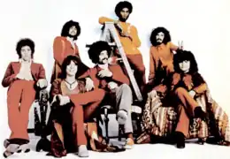  le groupe de rock Santana : certains assis et d'autres arrêtés comme pour une séance photo