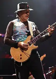 Carlos Santana sur scène avec une guitare PRS.