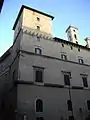 La tour du palais Colonna sur la piazza Santi Apostoli.