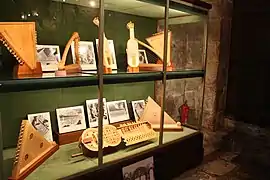 Instruments médiévaux du portail (reconstitutions)