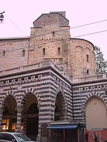L' abside de l'église de Santo Stefano, au-dessus du début des arcades de la partie supérieure de la Via XX Settembre