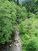 Au sortir des gorges, en amont du pont de Laspeyrière à Condat.