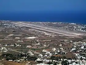 Vue de l'aéroport depuis le vieux Thira.