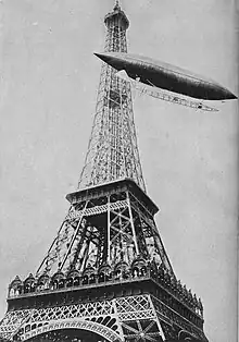Alberto Santos-Dumont contourne la tour Eiffel.