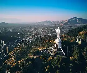 Vue aérienne de la colline dominant Santiago et abritant le sanctuaire de l'Immaculée Conception.