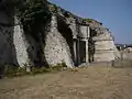 L'hémicycle de droite sur la « terrasse des hémicycles » avec le puits des sorts, noyau du sanctuaire.