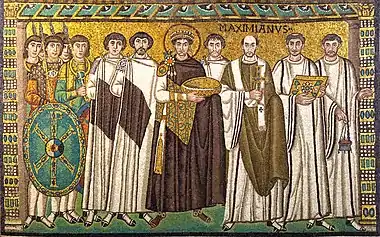 Mosaïque représentant de gauche à droite des hommes armées et des prêtres, au centre un homme portant une couronne