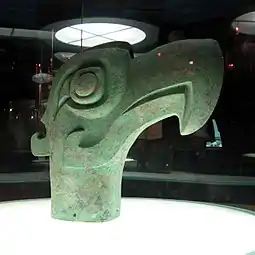 Tête en bronze d'un oiseau de proie, haute de 40 cm, musée de Sanxingdui.