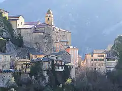 L'entrée nord du village avec le chevet de l'église Saint-Sauveur et la chapelle des Pénitents rouges.