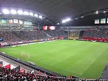 Vue de l'intérieur d'un stade, les tribunes presque vides