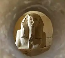 Statue de Djéser dans le serdab de son temple funéraire.