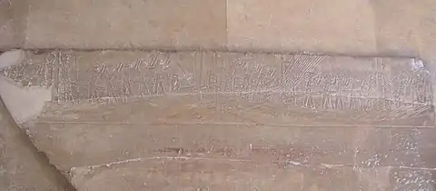 Relief de la chaussée d'Ounas représentant l'escorte des grandes barges de transport