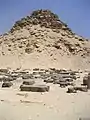 Vue sur la cour du temple funéraire et de la face sud de la pyramide d'Ouserkaf