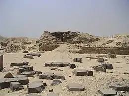 Ruines du temple d'Ouserkaf et de la pyramide de reine attribuée à Néferhétepès
