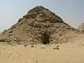 Vue sur la face nord de la pyramide d'Ouserkaf avec l'accès aux chambres souterraines