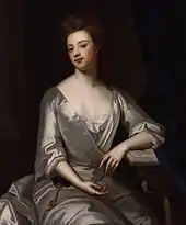 Portrait d'une femme assise vêtue d'une robe argentée, une clef d'or pendant à son côté droit.