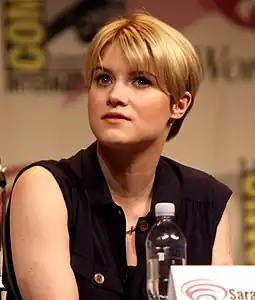 Sarah Jones interprète le Lieutenant Rebecca Madsen.