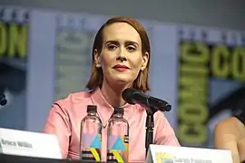 Sarah Paulson est le Dr Ellie Staple.