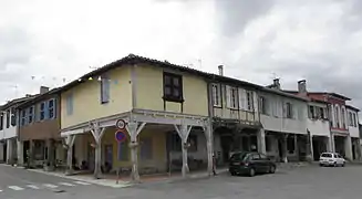 Des maisons à cornières dont une maison Renaissance aux piliers de bois au premier plan.