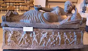 Sarcophage de Velthur Vipinana, avec le massacre des Niobides, vers 310-300 (inv. 14947, 75962).