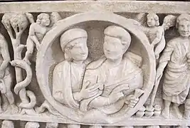 Le clipeus central du Sarcophage dogmatique.