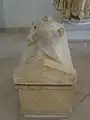 Vue d'une sarcophage dont le couvercle représente un personnage féminin.