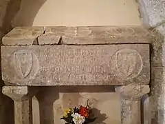 Sarcophage (XIVe siècle) dans la chapelle (monument historique).