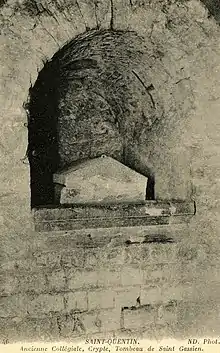 Sarcophage de pierre dans une niche de pierre