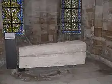 Sarcophage de la reine Arégonde dans la basilique de Saint-Denis.